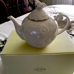 LENOX TEAPOT, BUTTERFLIES and LACE